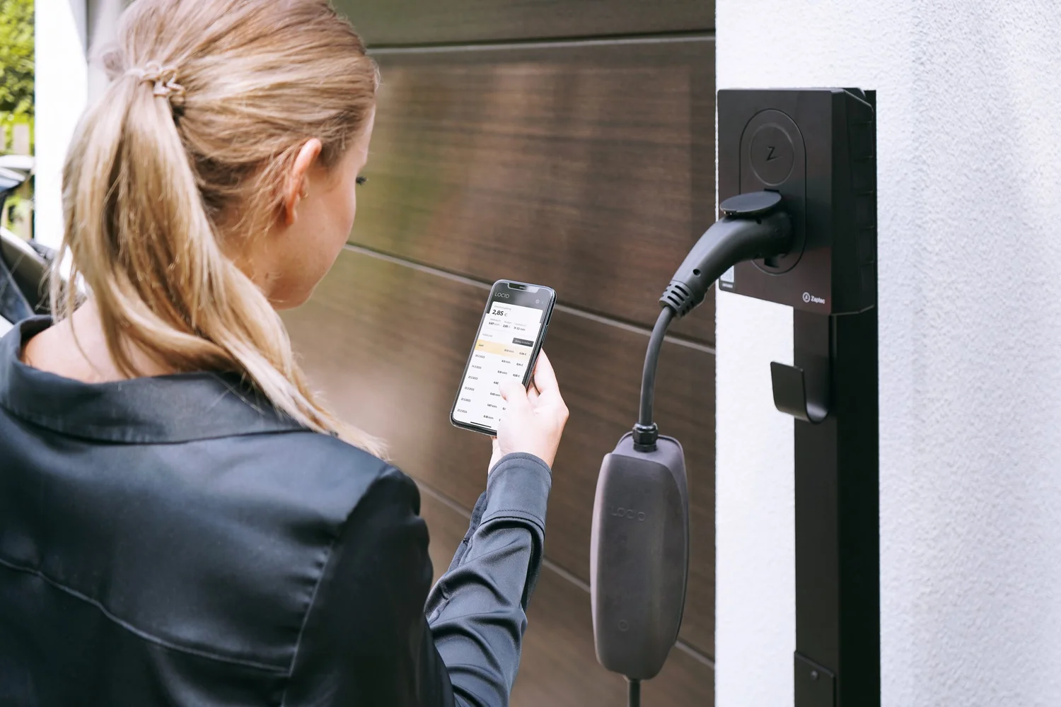 LOCIO App — Fahrerin startet Heimladung an der Wallbox mit dem Smartphone